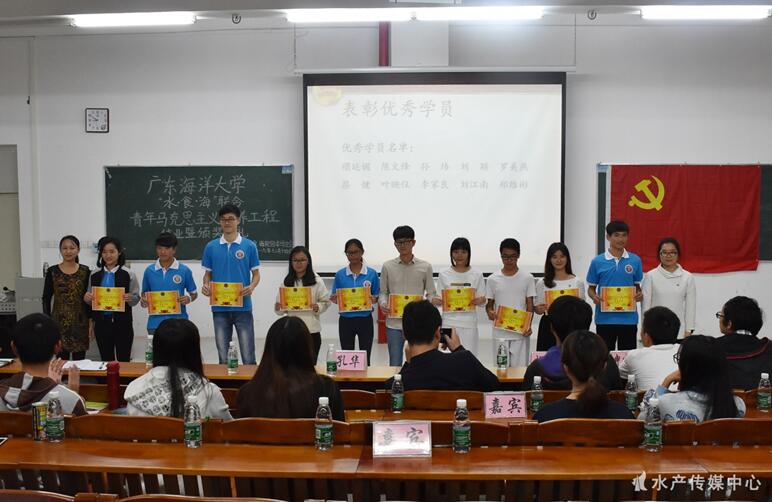 E:\WilliamHill中文官方网站\水产传媒中心\新闻稿\青马结业\给予优秀学员颁发奖状.jpg E:\WilliamHill中文官方网站\水产传媒中心\新闻稿\青马结业\给予优秀学员颁发奖状.jpg